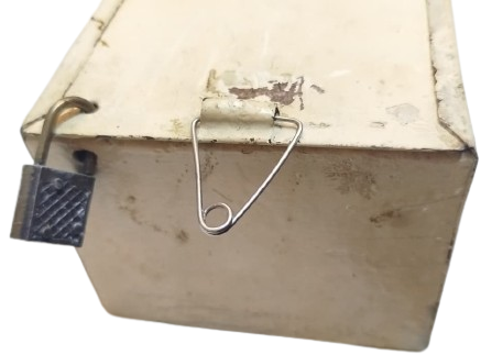 1960 SAC SÜRGÜLÜ KAPAKLI VE KİLİTLİ ÖZEL KOLEKSİYONLUK DEKORATİF METAL SAKLAMA KUTUSU.