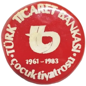 1983 ÜRETİMİ TÜRK TİCARET BANKASI ÇOCUK TİYATROSU 1961-1983 ANISINA ÖZEL KOLEKSİYONLUK YAKA ROZETİ.