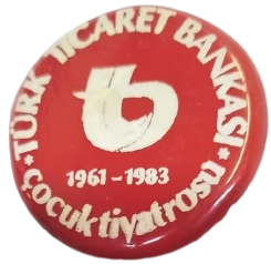 1983 ÜRETİMİ TÜRK TİCARET BANKASI ÇOCUK TİYATROSU 1961-1983 ANISINA ÖZEL KOLEKSİYONLUK YAKA ROZETİ.