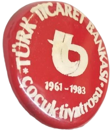 1983 ÜRETİMİ TÜRK TİCARET BANKASI ÇOCUK TİYATROSU 1961-1983 ANISINA ÖZEL KOLEKSİYONLUK YAKA ROZETİ.