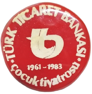 1983 ÜRETİMİ TÜRK TİCARET BANKASI ÇOCUK TİYATROSU 1961-1983 ANISINA ÖZEL KOLEKSİYONLUK YAKA ROZETİ.