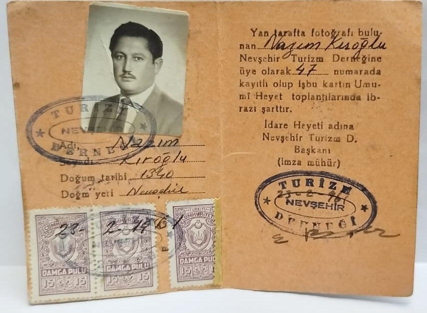 1961 TARİHLİ NEVŞEHİR TURİZM DERNEĞİ PULLU VE MÜHÜRLÜ FOTOĞRAFLI ORİJİNAL EFEMERA ÜYE HÜVİYET KARTI.