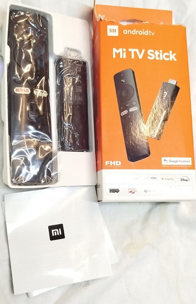 XIAOMI MI TV STICK KUTUSUNDA TELEVİZYONU AKILLANDIRAN  MEDYA AKATARICI OLUP HERKES HER TELEVİZYONDA KULLANABİLİR