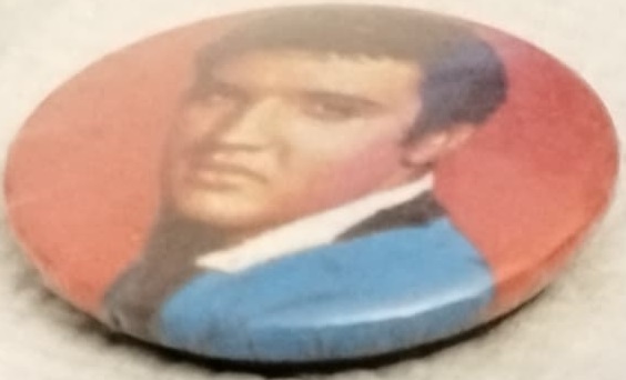 1960 YUVARLAK FORMDA ORJİNAL DÖNEMİNDE KULLANILMIŞ ÖN TARAFI BOMBELİ TENEKE ELVİS PRESLEY ROZETİDİR.