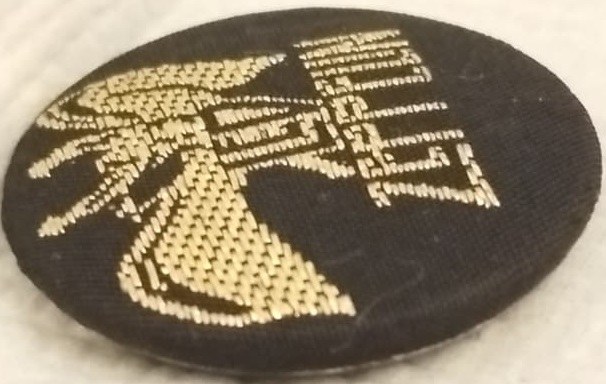 1970 LED ZEPPELIN VINTAGE ROZET ORİJİNAL DÖNEMİNDE KULLANILMIŞ YUVARLAK FORMDA ÖN TARAFI BOMBELİ TENEKE