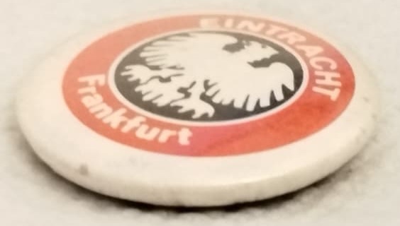EİNTRACHT FRANKFURT VİNTAGE BOMBELİ TENEKE TARAFTAR ROZETİ ORJINAL DONEM KOLEKSİYONLUK FUTBOL AKSESUARI
