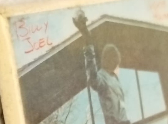 1980 BİLL Y JOEL GLASS HOUSES DÖNEMİ KOLEKSİYONLUK ROZET KARE FORMDA ORİJİNAL DÖNEMİNDE KULLANILMIŞ ÖN TARAFI BOMBELİ TENEKE ROZET