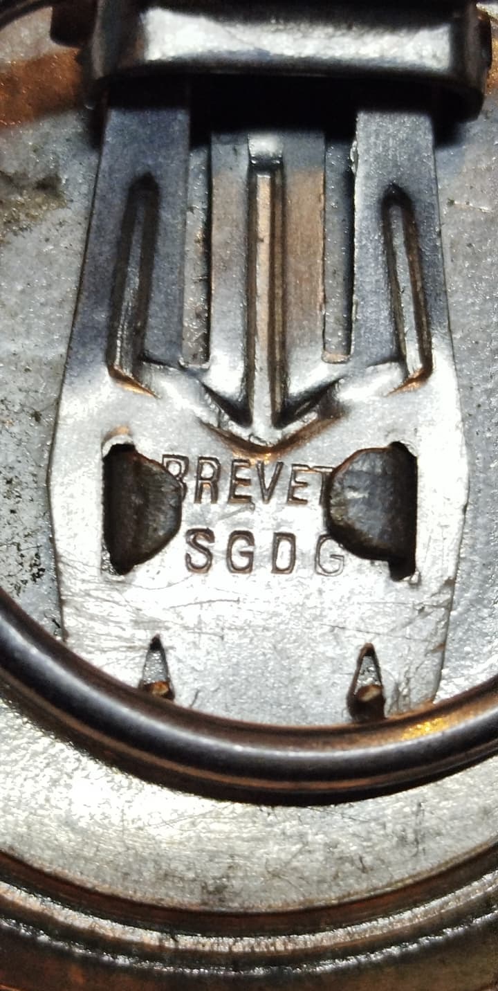 1910 FRANSIZ PATENTLİ BREVETES SGDG İŞLEMELİ METAL KLİPSLİ VINTAGE YUVARLAK FORMDA  ANTİKA BROŞ