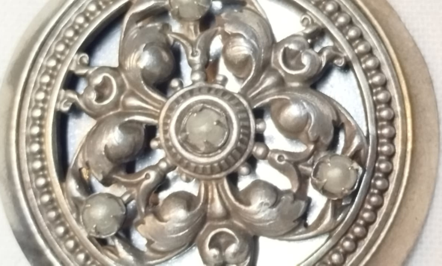 1910 FRANSIZ PATENTLİ BREVETES SGDG İŞLEMELİ METAL KLİPSLİ VINTAGE YUVARLAK FORMDA  ANTİKA BROŞ