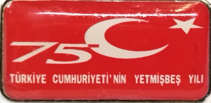 TÜRKİYE CUMHURİYETİ'NİN 75 İNCİ YILI İÇİN ÜRETİLEN NADİDE KOLEKSİYONLUK YAKA İĞNESİDİR