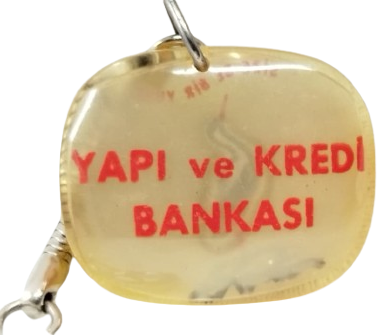 1950 YAPI KREDİ'NİN EFSANEVİ LEYLEK FİGÜRLÜ PROMOSYON ANAHTARLIK DÖNEMİN EKONOMİK TARİHİNİ YANSITAN NADİR BİR PARÇADIR