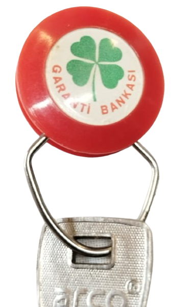 1970 GARANTİ BANKASI VİNTAGE KIRMIZI PLASTİK YONCA LOGOLU ANAHTARLIK VE ARCO ANAHTAR SETİ