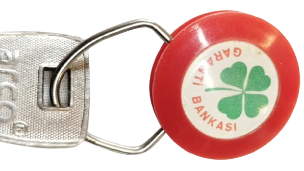 1970 GARANTİ BANKASI VİNTAGE KIRMIZI PLASTİK YONCA LOGOLU ANAHTARLIK VE ARCO ANAHTAR SETİ