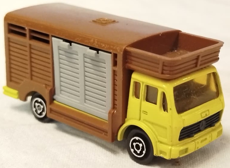 1980 MAJORETTE ÜRETİMİ VİNTAGE MERCEDES BENZ MOTOSİKLET TAŞIYICI OYUNCAK KAMYON KOLEKSİYONERLER İÇİN DEĞERLİ BİR PARÇADIR.