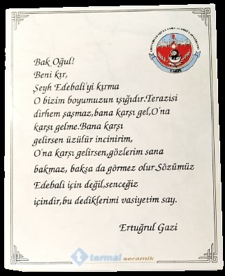 1980 ERTUĞRUL GAZİ'NİN ŞEYH EDEBALİ'YE VASİYETİNİ TAŞIYAN TERMAL SERAMİK ÜRETİMİ DEKORATİF HATIRALIK TABAK.