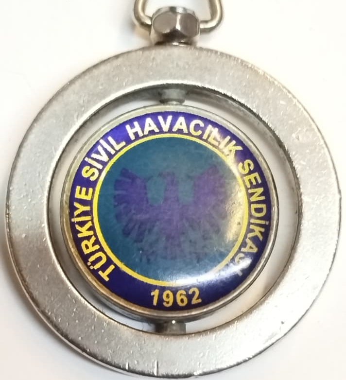 2002 TÜRKİYE SİVİL HAVACILIK SENDİKASI 40. YIL HATIRA ANAHTARLIĞI KOLEKSİYONERLER İÇİN DEĞERLİ BİR PARÇADIR.