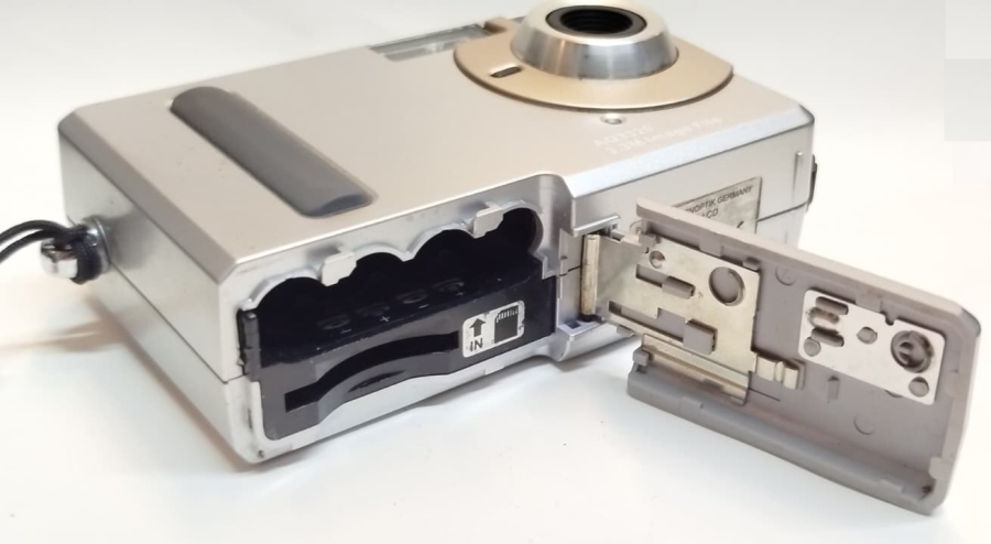 2000 JENOPTIK GERMANY TARAFINDAN 2000'Lİ YILLARDA ÜRETİLEN NOSTALJİK DİJİTAL FOTOĞRAF MAKİNESİ KOLEKSİYONCULAR İÇİN DEĞERLİDİR.