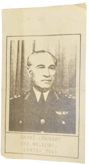 D.1921 Ö.1990 E. HV. KORG. SABRİ GÖKNART ORİJİNAL CENAZE YAKA FOTOĞRAFI VEFAT EDEN EMEKLİ HAVA KORGENERAL SABRİ GÖKNART'IN CENAZE TÖRENİNDE YAKALARA İĞNELENMEK ÜZERE 