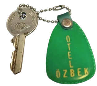 1960 ESKİŞEHİR ÖZBEK OTEL ÇİTÇİT KAPSÜLLÜ DERİ FİGÜRLÜ ANTİKA OTEL ANAHTARLIĞI VE ASEL ANAHTAR