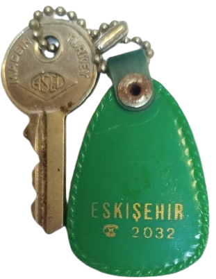 1960 ESKİŞEHİR ÖZBEK OTEL ÇİTÇİT KAPSÜLLÜ DERİ FİGÜRLÜ ANTİKA OTEL ANAHTARLIĞI VE ASEL ANAHTAR