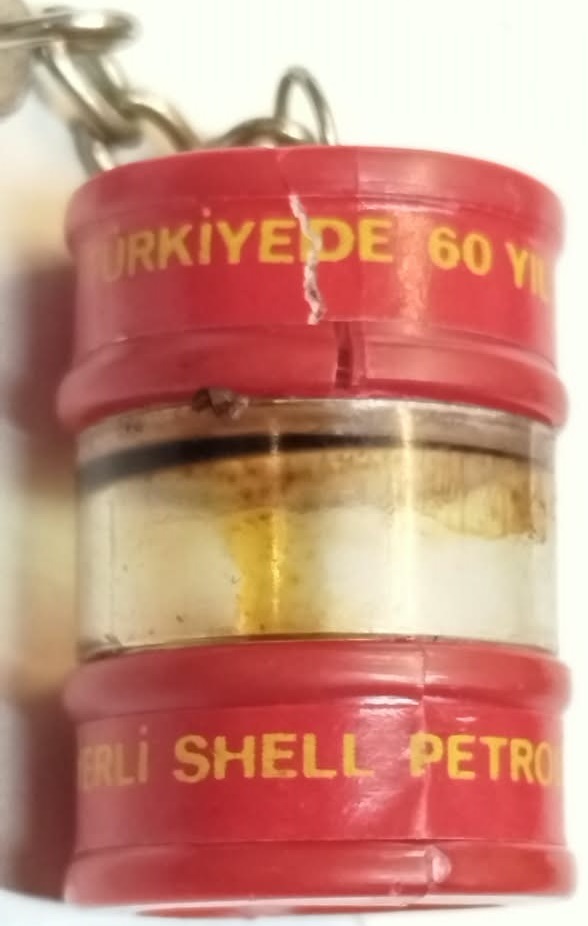 ,1983 SHELL TÜRKİYE'NİN 60. YILINA ÖZEL ÜRETİLMİŞ VİNTAGE SIVI DOLGULU YAKIT VARİL ANAHTARLIK.,