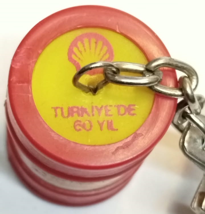 ,1983 SHELL TÜRKİYE'NİN 60. YILINA ÖZEL ÜRETİLMİŞ VİNTAGE SIVI DOLGULU YAKIT VARİL ANAHTARLIK.,